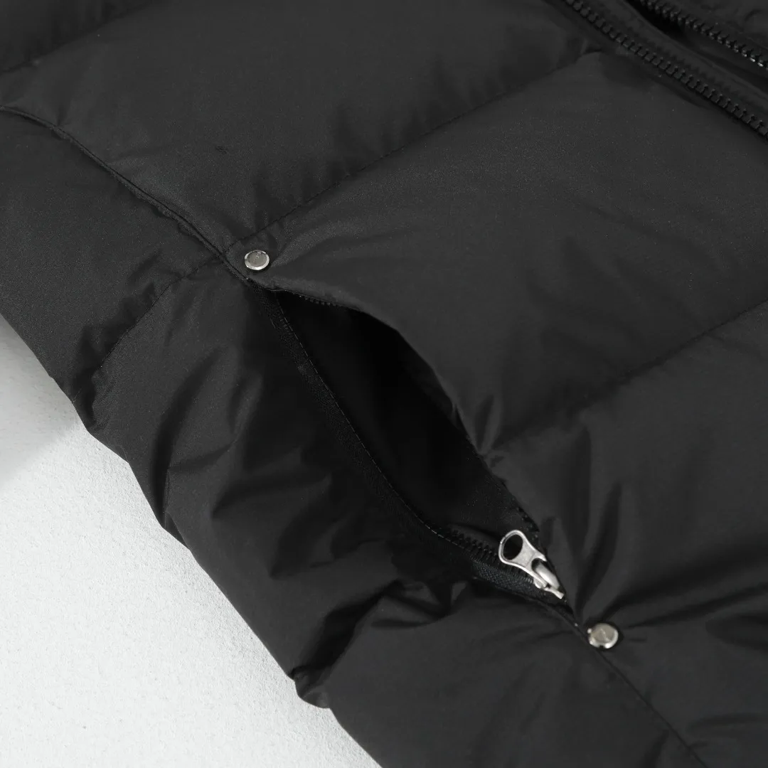 P680 #R58 Ralph Lauren/Ralph Lauren classic new down jacket jacket with detachable hood extra thick plush down jacket men's top "Thousands of stitches of electric embroidery, the logo is like a work of art" The imported Barudan embroidery machine is used to carve the classic polo logo with precision electric embroidery technology. Each letter is full and three-dimensional, with clear details, making it the "most expensive embroidered logo" on the down jacket, highlighting its extraordinary status. "75% national standard high-quality white duck down, light and heat-locking" is filled with 75% high-quality white duck down, which is light and pressure-free, but has excellent warmth retention. After compression, it can quickly rebound and become fluffy, say goodbye to bloat, embrace unburdened warmth, and face the cold winter without timidity. "Technical fabrics that protect against cold and wind and rain" · Long-lasting fluffy and non-stiffening, consistent thermal performance · 400T high-density gallbladder + pinhole retraction technology, completely say goodbye to velvet · Windproof and waterproof matte fabric with adjustable hem, easy to deal with bad weather "Five colors come together to interpret diverse styles" · White: pure first snow, fresh and versatile · Black: classic without limits, calm and atmospheric · Navy blue: low-key and elegant, suitable for both business and leisure · Sky blue: bright and healing, brightening up dull winter days · Khaki: retro and gentle, the first choice for urban wanderers "The details are authentic, the texture is everywhere" The original electroplated YK zipper is smooth and durable, the detachable hood can be worn multiple times, and the original hangtag and washable label ensure authentic quality. The same design for men and women makes it easy to control whether it is used as a couple's outfit or to create personal style, making it an indispensable fashion equipment this winter.  Color: Black, Navy, Khaki, White, Sky Blue Size: S M L